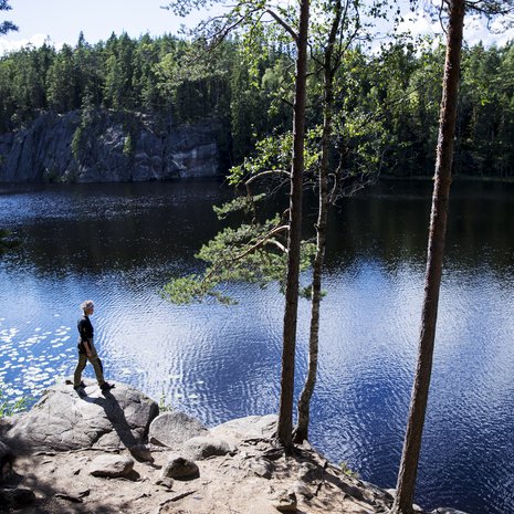 Valokuvaaja Tea Karvinen retkellä Nuuksion kansallispuistossa Espoossa.