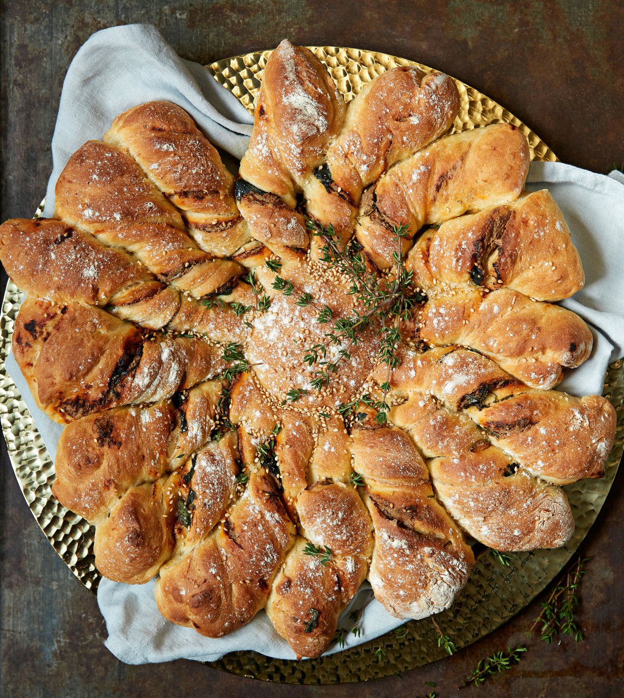 Tähdenmuotoinen appelsiinitahinileipä on tehty jaettavaksi.