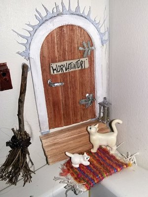 "Tyttäreni askarteli tämän ihanuuden jäätelötikuista, kuumaliimasta ja muista tähdellisistä tarvikkeista huiman ideointikykynsä kera." Pirkko Poutiainen