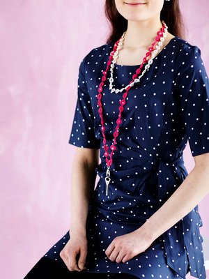 Virkkaa nauha puuvillalangasta ja koristele halutessasi helmillä. Jos teet renkaista suurempia, voit ommella niiden keskelle nappeja.