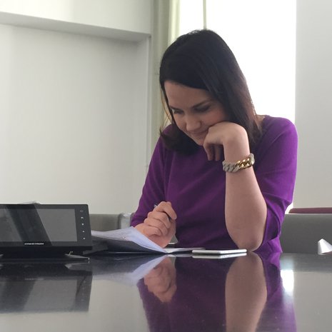 Sanni Grahn-Laasonen on 33-vuotias opetus- ja kulttuuriministeri. Hän uskoo, että jokainen asia on mielenkiintoinen, kunhan siihen perehtyy.