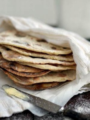 Jätä taikina löysemmäksi, jos haluat leipoa rieskoista paksumpia. Älä vaivaa taikinaa liikaa, ettei rieskoista tulee sitkeitä.