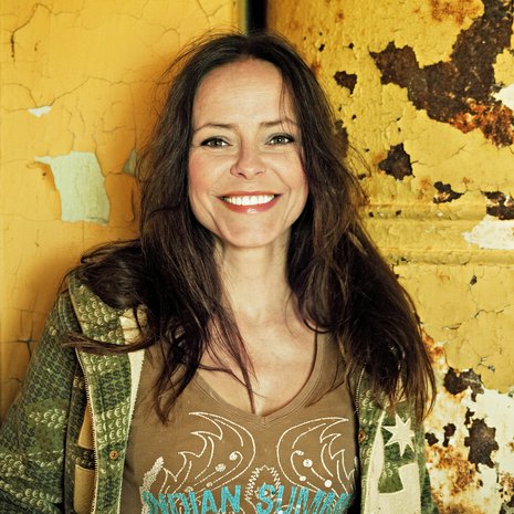 Maria Kuusiluoma palaa joka kesä lapsuudenmaisemiinsa Poriin. Satavuotiaalla sukutilalla seinät rapistuvat, mutta luopua siitä ei voisi.