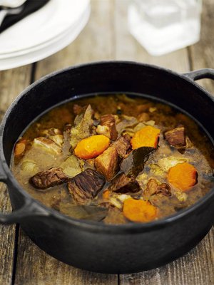 Paketista karjalanpaistia saa edullista ruokaa. Kypsyminen vie aikaa, mutta ateria syntyy melkein itsestään. Lihasta tulee mureaa, kun sen antaa lämmetä huoneenlämpöiseksi ennen ruskistusta.