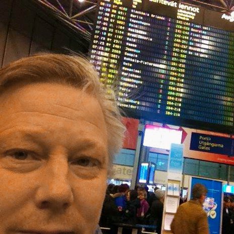 Jyrki Sukula on kokki, yrittäjä ja viininviljelijä, joka asuu Serralungan kylässä Italian Piemontessa. Sukulan perheeseen kuuluvat vaimo ja kaksi tytärtä.