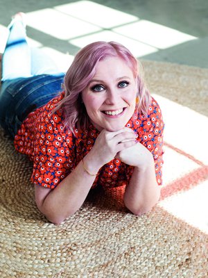 Elinan uusi hiussävy ja värikkäät vaatteet antavat räiskyvää energiaa syksyyn. 