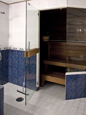 Sauna ennen remonttia. Koko tilassa näkyi 1990-luvun tyyli ja väritys.