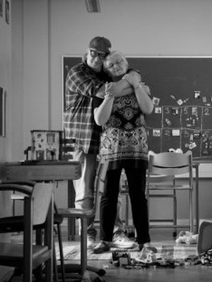 Arttu Wiskari käy viihdyttämässä lapsia äitinsä Merja Lehtosen iltapäiväkerhoissa. Joskus Arttu tulee äidille kylään katsomaan formuloita ja syömään formulapannua: uunipellillä kypsytettyä liha-perunapaistosta.