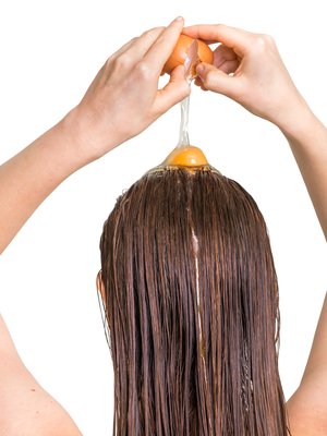 Mars keittiönkaapille siitä, jos tahdot pestä hiuksesi mahdollisimman ekologisesti.