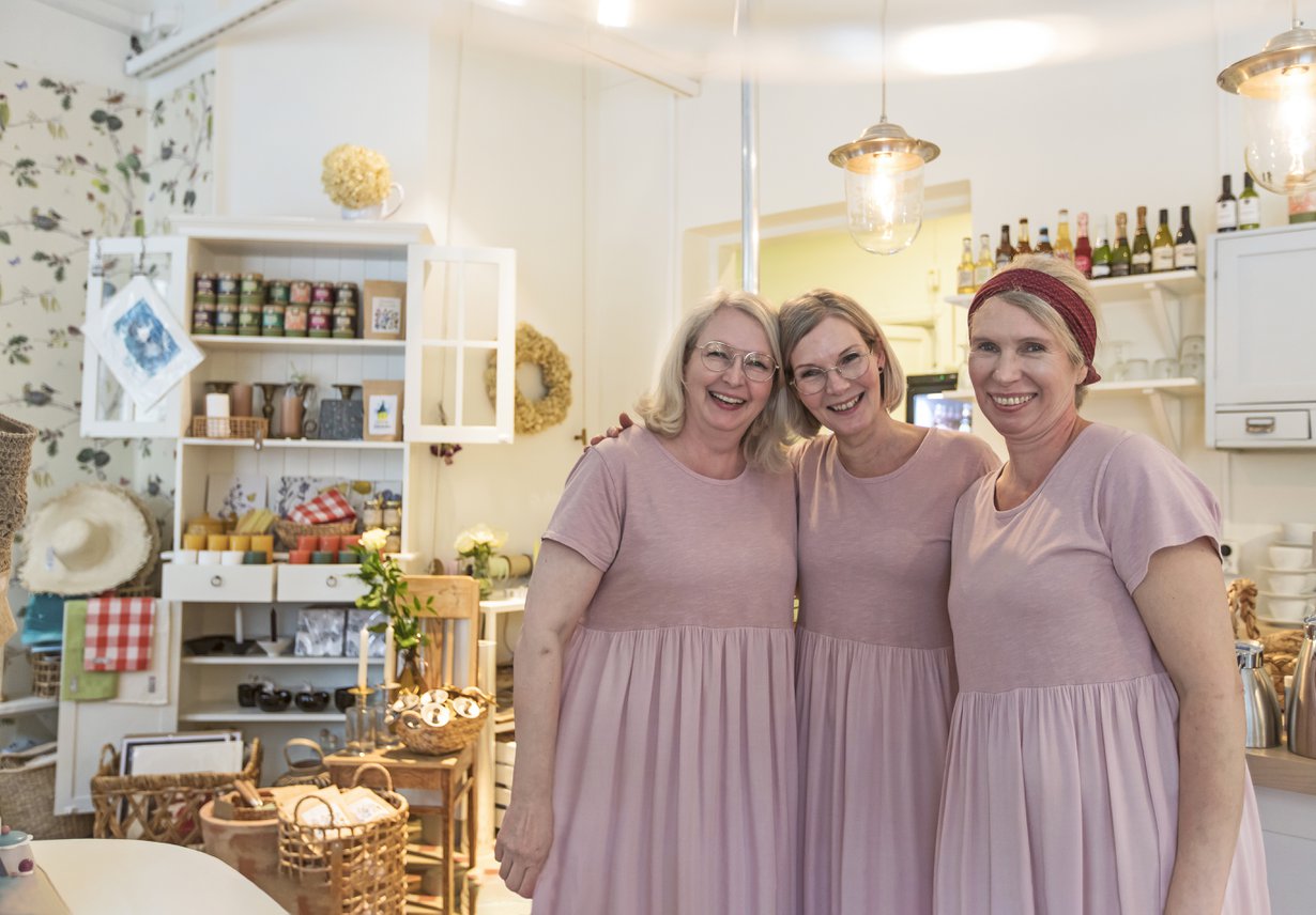 Kaikki siskokset tekevät kahvilassa kaikkea, mutta jokaisella on myös oma vahva alansa. Maija on taitava käsitöissä ja somistamisessa, Paula on myynnin ammattilainen ja Ulla leipoo.