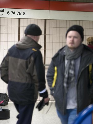 Henry Vistbacka, 32, soittaa usein Sörnäisten metroasemalla.