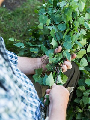”Isäni tiesi, että rakastan saunomista. Varmaan siksi hän halusi opettaa minua tekemään vastan.”