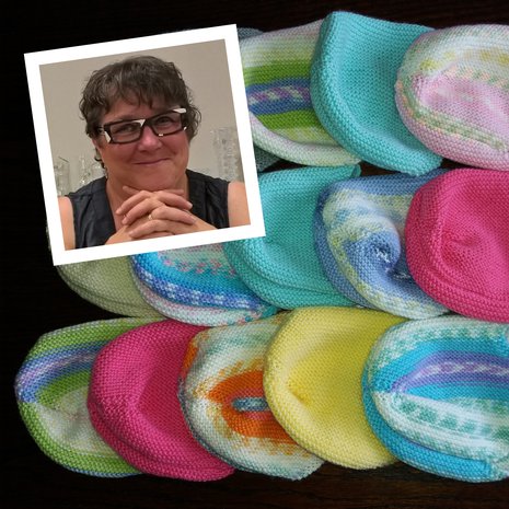 Satu neuloo myssyjä Päijät-Hämeen keskussairaalan vastasyntyneille. ”Välillä unohdan murheet, kun keskityn neulomiseen.”