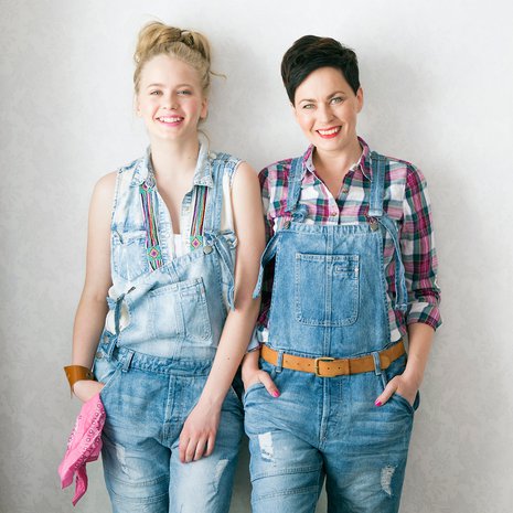 Lukijamallit, äiti Outi Gröhn ja tytär Enni Gröhn viihtyvät samoissa vaatteissa.