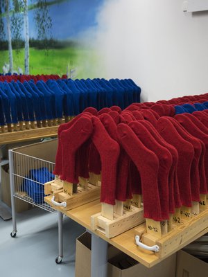 Helsingin Villasukkatehdas valmistaa noin 70 000 paria karstavillasukkia vuodessa. Työrytmi on rauhallinen ja koneet lähes sata vuotta vanhoja. 