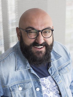 Stand up -koomikko Ali Jahangiri havainnoi suomalaisuutta televisio-ohjelmassaan Alias Lönnrot. Ohjelman voi katsoa Yle Areenassa.