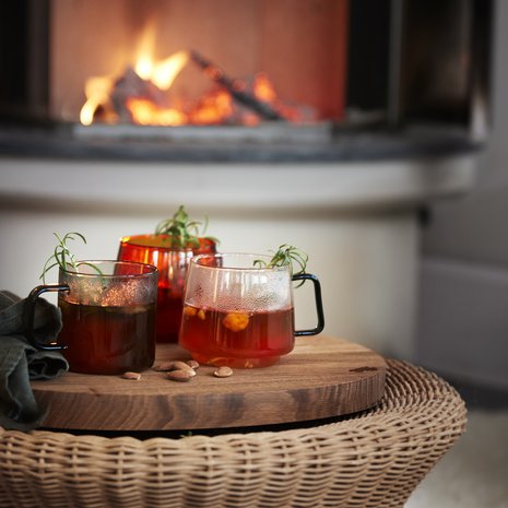 Jouluglögi maistuu nyt hillalta ja omenalta.