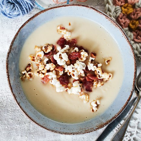 Keittolisukkeen seuraava taso: pekonipopcornit! Ripota ne sopan päälle ja napostele loput viltin alla.