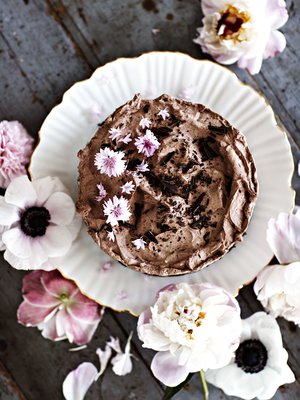 Vegaaninen suklaamoussekakku on niin herkullista, että sitä kannattaa tehdä koko porukalle. 