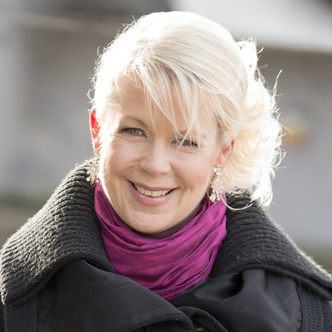 Ala-asteella Elina oli tunnollinen koululainen, teininä hän alkoi lintsata. Kumpikaan ei auttanut ahdistukseen.
