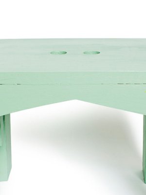 Suvin koulussa nikkaroima jakkara on täsmälleen samanvärinen kuin keittiön kaapistot.