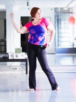 Elina Yrjölä rakastaa tanssimista ja suosittelee kaikille tanssiharrastuksen aloittamista. Paikka Tanssistudio Hautomo by EDbH