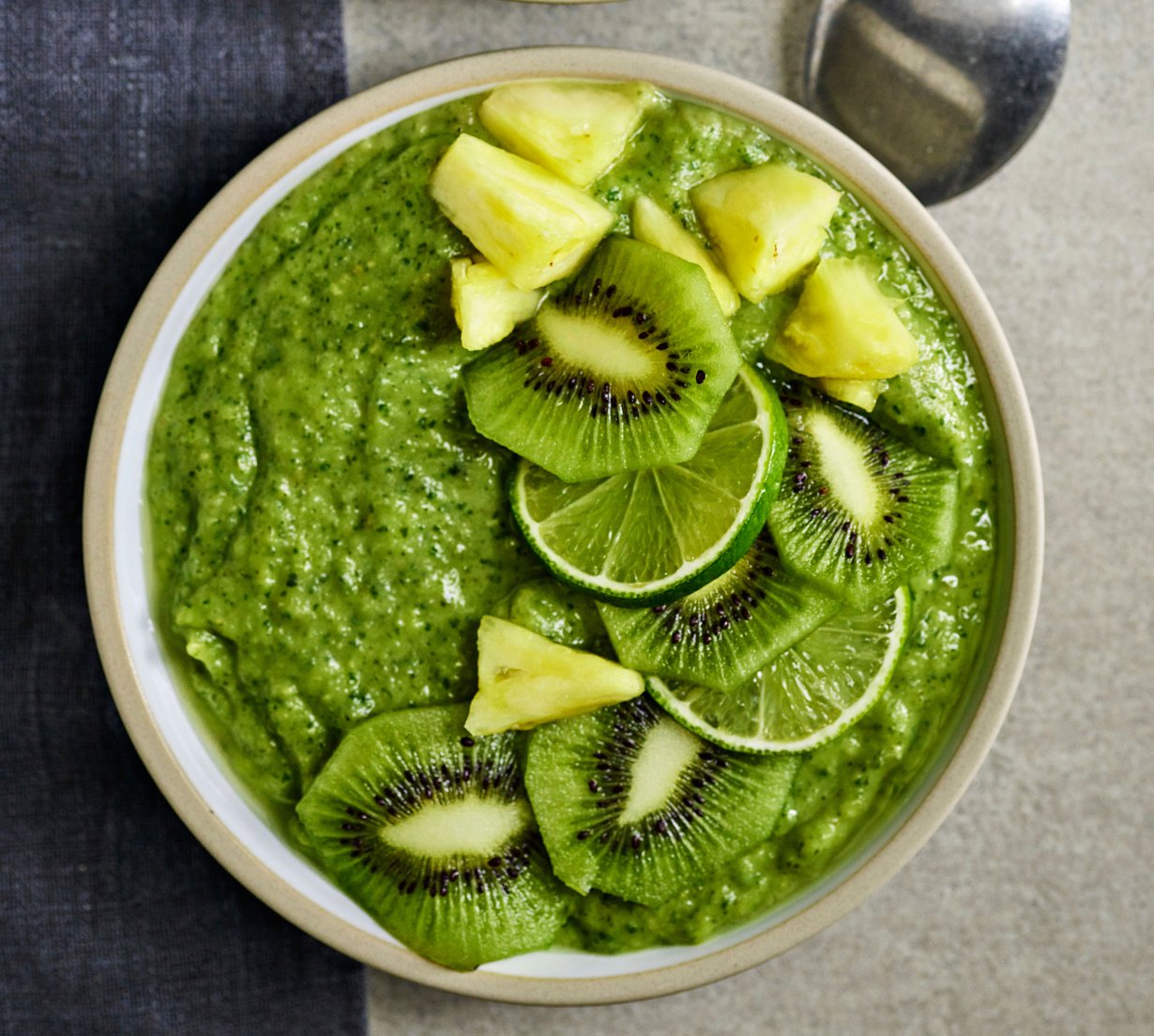Voit ryydittää smoothien väriä ja makua viherjauheella.