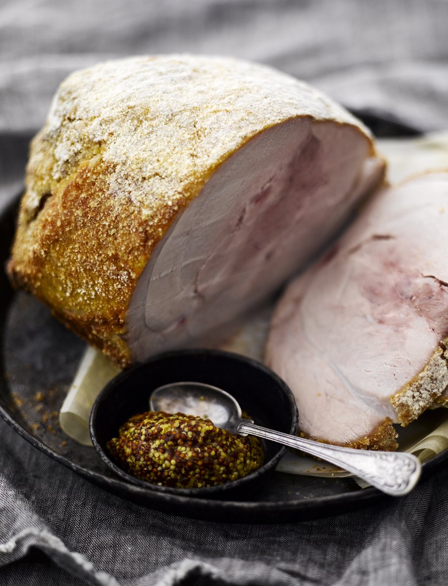 Paista kinkku aatonvastaisena yönä ja pihistä lämmin siivu aamupalaleivälle.