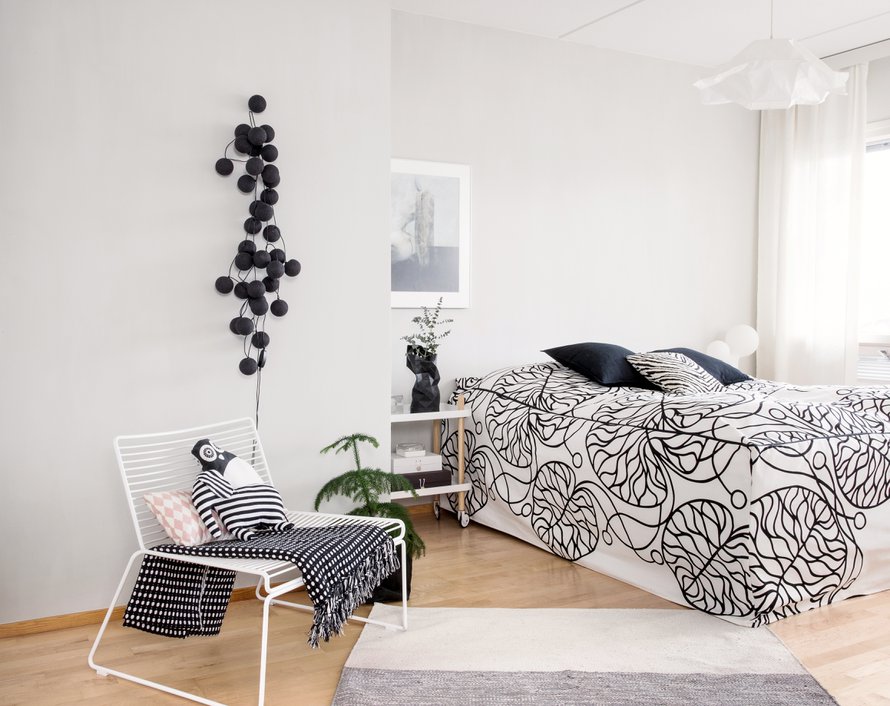 Vetoketjullinen päiväpeite helpottaa sänkyjen petausta. Kaikkien vuoteissa on samanlaiset.