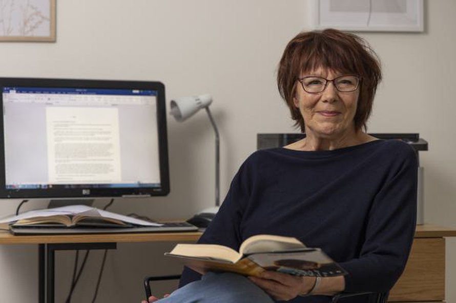 Sisko Koskiniemi, 73,  sai idean esikoiskirjaansa, kun työskenteli poliisilaitoksella sosiaalityöntekijänä. Kirjoittaminen jatkuu eläkkeelläkin.  