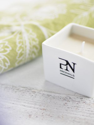 Pronails Manicure Massage Candle Sandelwood-Lemon –manikyyri- ja hierontakynttilä, 40 e.

