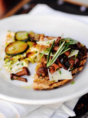 Tarjoile munakas kantarellileipästen kera.