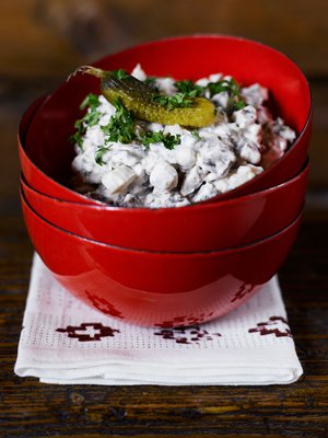 Sienisalaatti raikastuu omenalla.