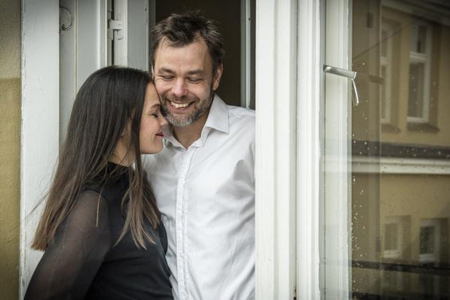Ville Rannan ja Rebekka Naatuksen uusperheessä on neljä lasta. Kun kaksi vanhinta muutti pois kotoa, 14 vuotta yhdessä olleet Ville ja Rebekka saivat enemmän pariskunta-aikaa.  "Kymmenen vuotta minulla on ollut sellainen olo, että haluaisin olla Rebekan kanssa enemmän. Olen onnessani, että vihdoin saan olla", Ville sanoo.