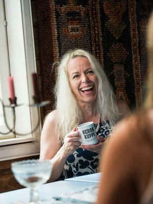 50-vuotias kirjailija, käsikirjoittaja, elämäntaitovalmentaja ja tekoälykouluttaja Katri Manninen asuu Mäntsälässä puolisonsa ja poikiensa kanssa. 