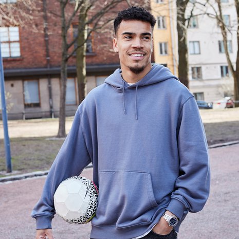 "En muista tarkasti ensikosketustani palloon, mutta innostuin heti. Äiti on aina kannustanut minua jatkamaan. Kävin koulua, koska oli pakko, mutta muuten halusin vain pelata futista", Pyry Soiri sanoo.