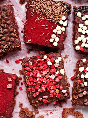 Kruunaa mokkapalojen kuorrutus gluteenittomilla koristerakeilla, suklaalla, marjajauheella ja kuivatuilla mansikkahipuilla.