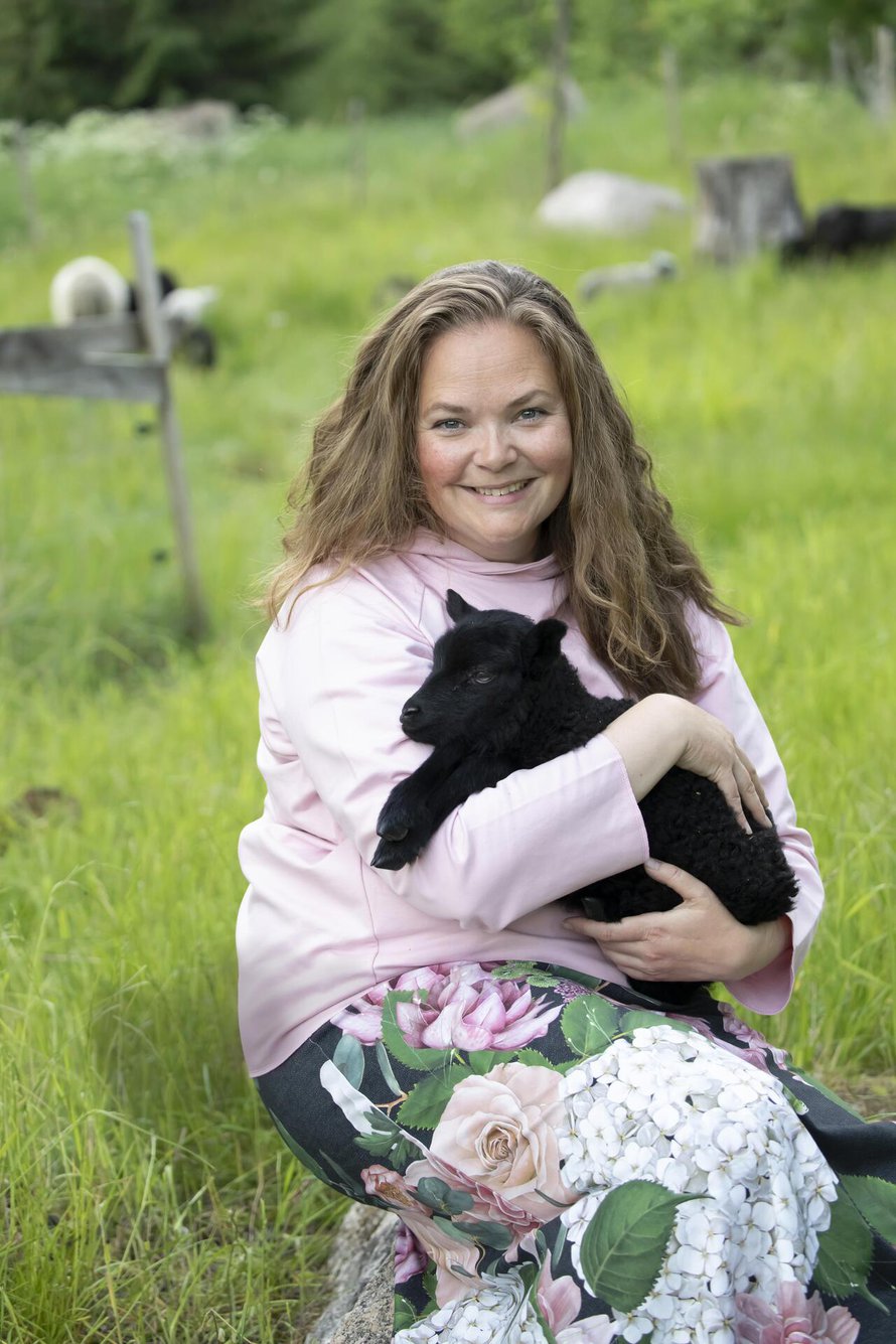 43-vuotias Maija Suutarinen on nykyään projektipäällikkö ja lammastilallinen, joka asuu perheineen Petäjävedellä.