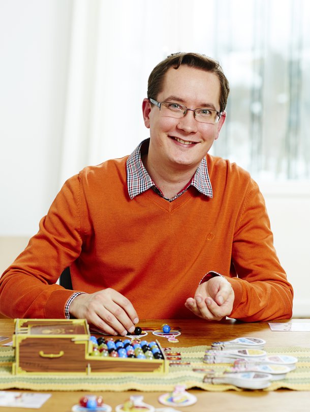 Tero Hyötyläinen on laskenut, että hänellä on lautapelejä noin 3200 euron arvosta.