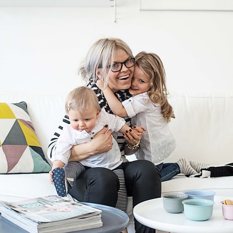 Eeva, Nuppu ja Unna nauttivat vapaapäivästä yhdessä. Olohuoneen pikkupöydät ovat Normann Copenhagenin.