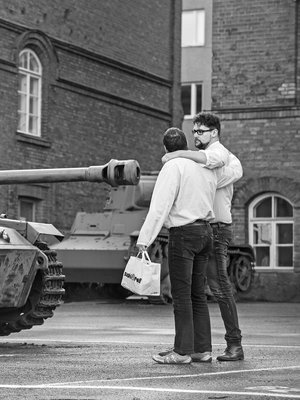 Erkko ja Timo Vuorensolaa yhdistää muun muassa pasifismi. Erkko-isä kävi armeijan vain todetakseen, ettei­ siinä ollut järkeä. Timo suoritti siviilipalveluksen ja tekee työkseen elokuvia, jotka parodioivat sota­elokuvia.