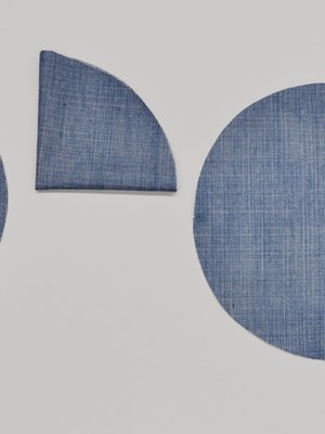 Taita ymp&auml;r&auml; kahtia ja taas kahtia. Merkkaa taitekohtiiin kohdistusmerkit.