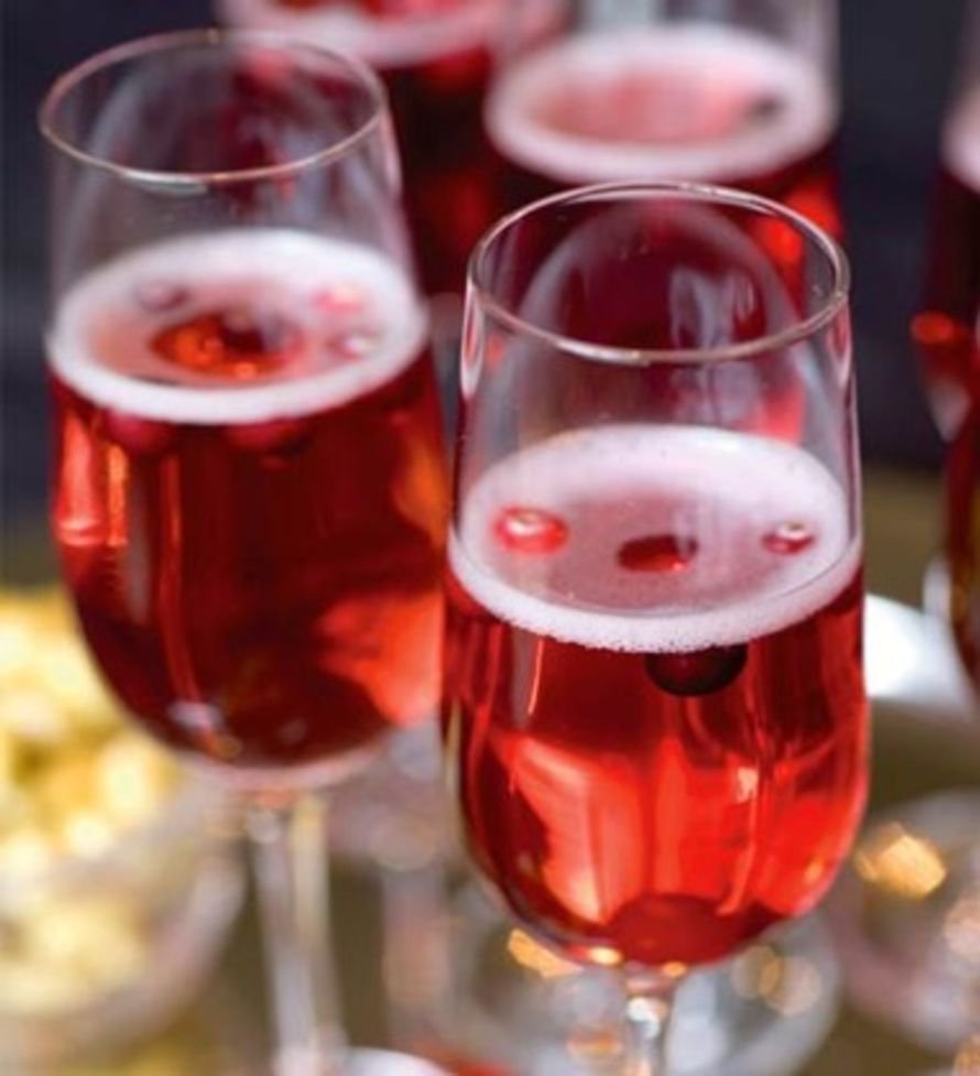 Jäiset karpalot viimeistelevät kuohuviinidrinkin.