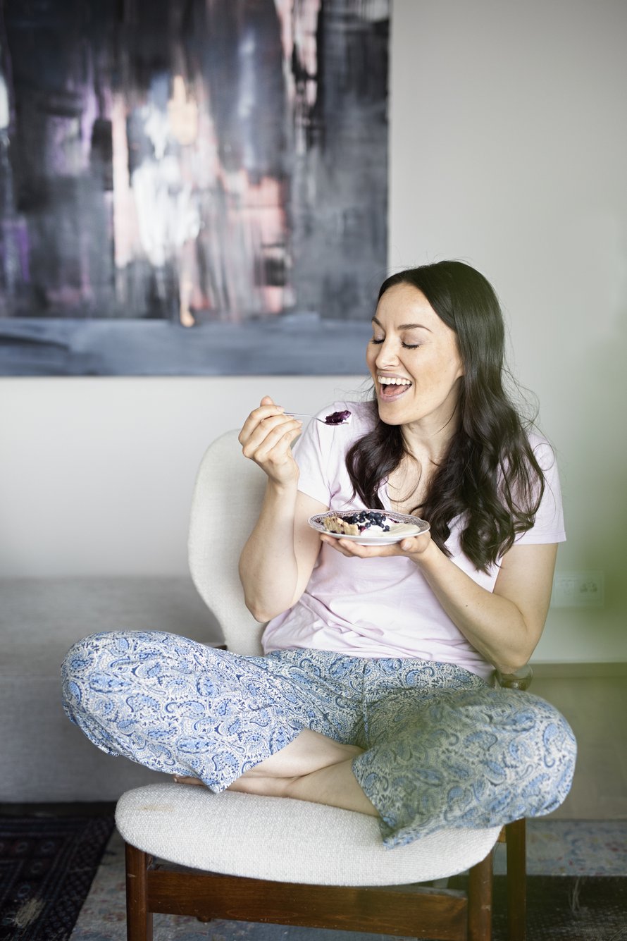 ”Gluteeniton leivonta voi olla vaikeaa, jos haluaa leipoa esimerkiksi kuohkeita pullia, mutta tämän piirakan murotaikinapohja onnistuu aina”, Jasmin Hamid lupaa.