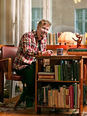 Omassa kodissa. "Jokainen irtautuu joskus lapsuudestaan ja vanhemmistaan. Minulla se kävi tavallista myöhemmin."