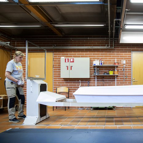 Vainaja on matkalla uuniin. ”Työssäni ajattelen koko ajan, että haluan tehdä tämän niin kuin toivoisin läheisiäni ja itseäni kohdeltavan”, Carita sanoo.