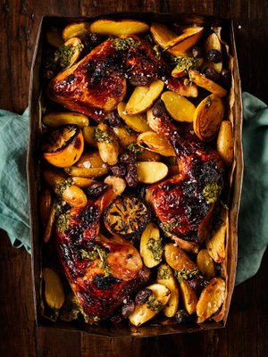 Yhden pellin uuniruuan raikastavat sitruuna ja yrttiöljy.