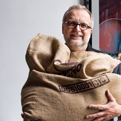 Valokuvaaja ja itse oppinut kahvinpaahtaja perusti pienpaahtimon ja kahvilan Caffe Obscuran kotiinsa Helsingin Pikku-Huopalahdessa. Kotipaahtimo sijaitsee Wuoren studion takaseinällä. ”Harvassa paahtimossa on näin paljon taidetta”, Wuori toteaa.