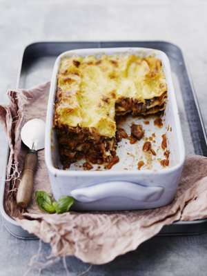 Varaa lasagnelle noin kolmen litran vuoka, niin uuni pysyy siistinä. Ruoka kiehuu kypsennyksen aikana.