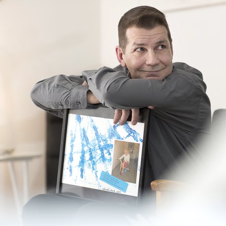 Tyttären tekemä taulu on yksi keravalaisen Kaitsu Koivistoisen aarteista. Sitä voi katsella, kun lasta on ikävä.